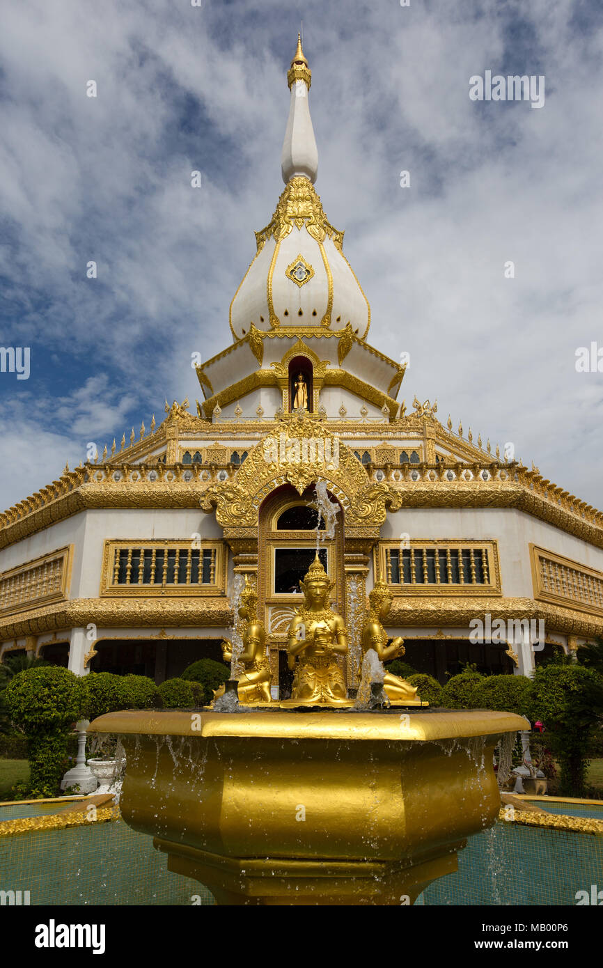 Vergoldeten Springbrunnen vor dem 101 m hohen Phra Maha Chedi Chai Mongkhon Pagode, Wat Pha Nam Jugendstrafanstalt Tempel, Phuttha-Utthayan Park Stockfoto