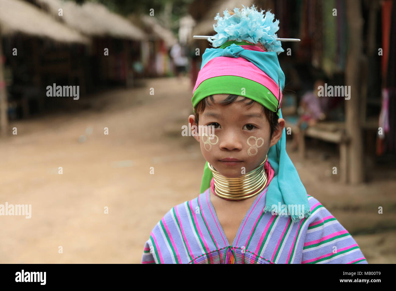 Hochformat lange Hals Mädchen, langen Hals aus der Karen, Thailand Stockfoto