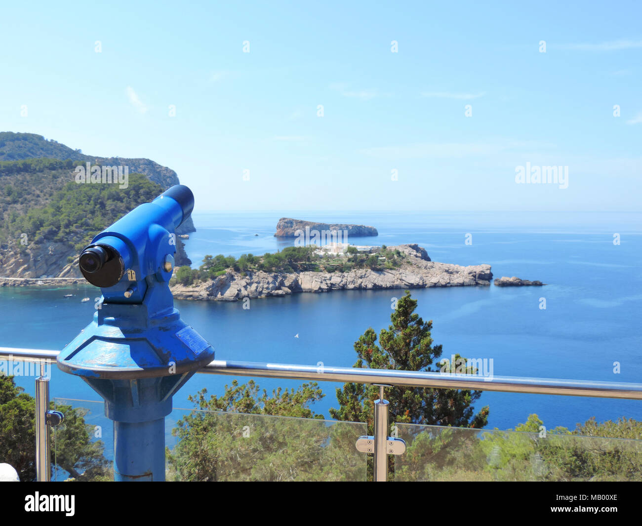 Aussichtspunkt mit Fernglas oder Teleskop. Ibiza Aussichtspunkt auf einer Klippe Küste. Stockfoto