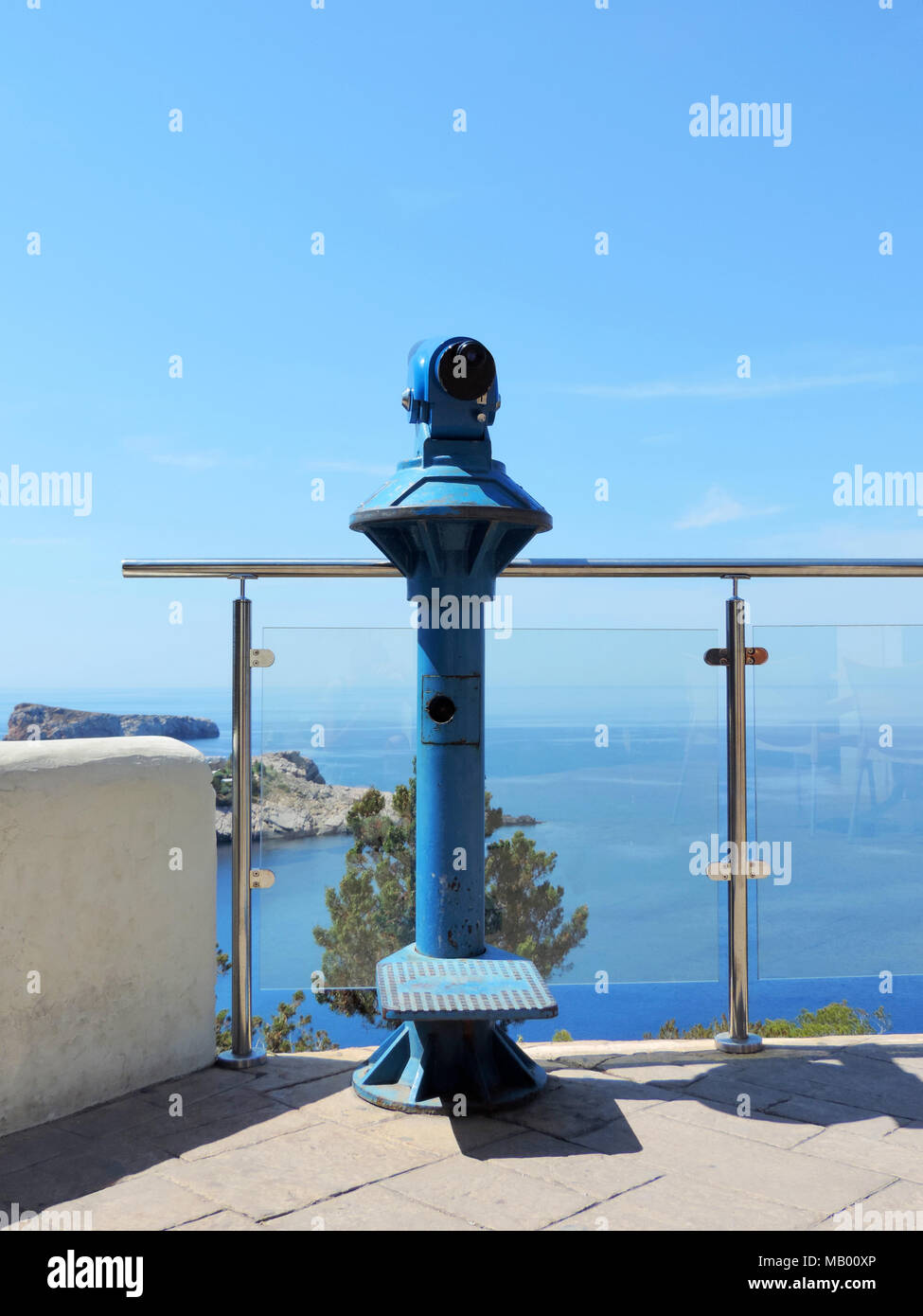 Aussichtspunkt mit Fernglas oder Teleskop. Ibiza Aussichtspunkt auf einer Klippe Küste. Stockfoto