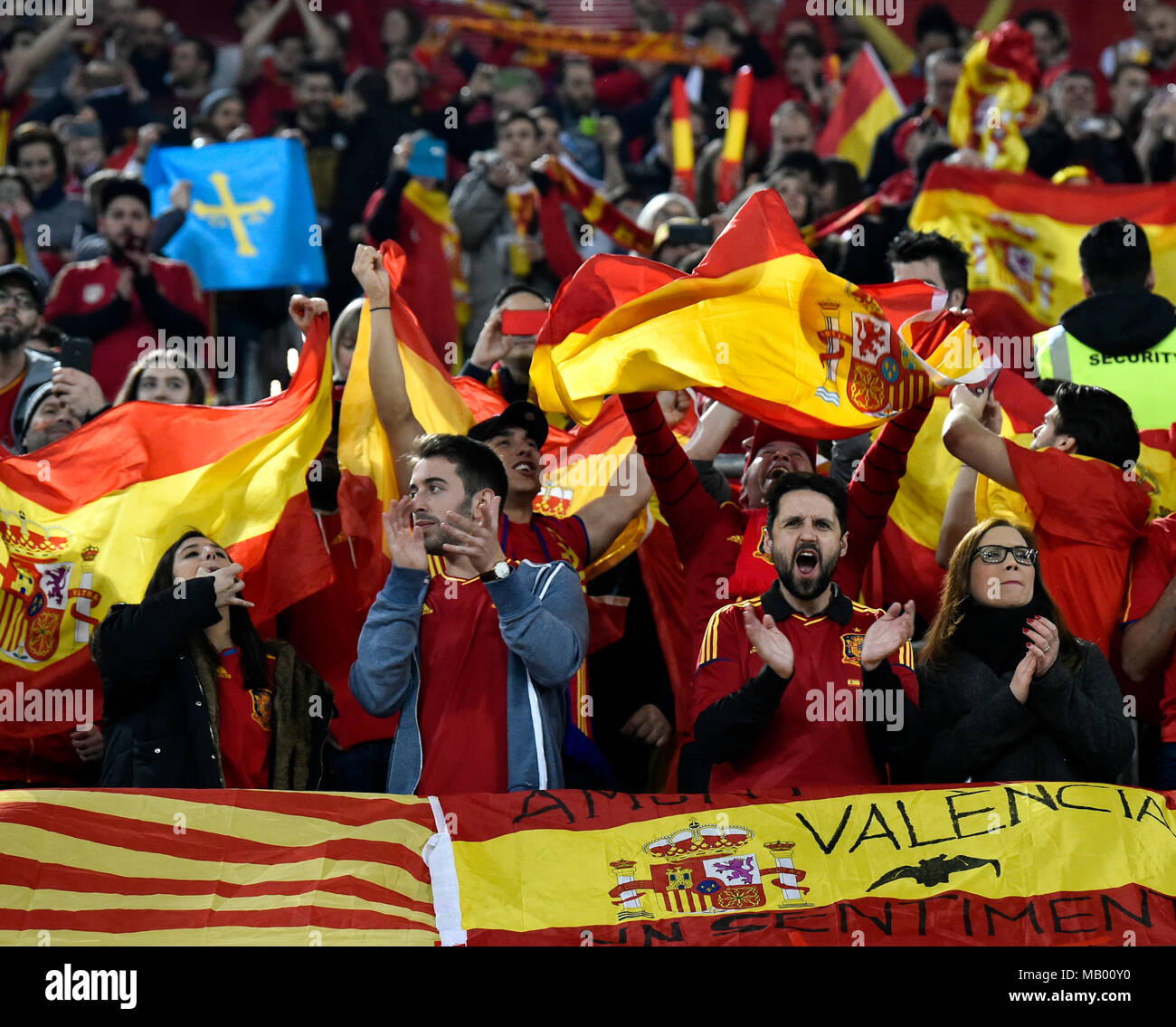 Beifall von den spanischen Fans beim Fußballspiel, Esprit Arena, Düsseldorf, Nordrhein-Westfalen, Deutschland Stockfoto
