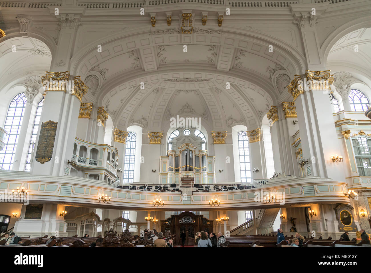 Interieur mit Orgelempore, Hauptkirche St. Michaelis oder Michel ...