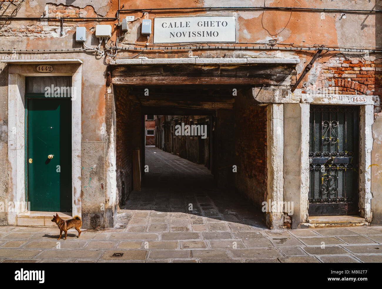 Eingang zu einem alten Gasse in der traditionellen jüdischen Ghetto von Venedig im Stadtteil Cannaregio. Calle Gheto Novissimo in Englisch bedeutet neue Ghetto Street Stockfoto