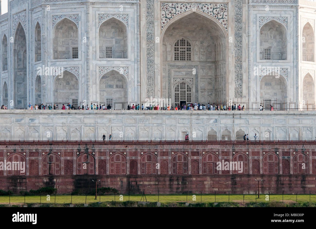 Agra, Indien - 15. März 2017: berühmte Marmor Palast von Taj Mahal, gewidmet ist, zu lieben, mit Touristen in der Stadt Agra, Indien Stockfoto