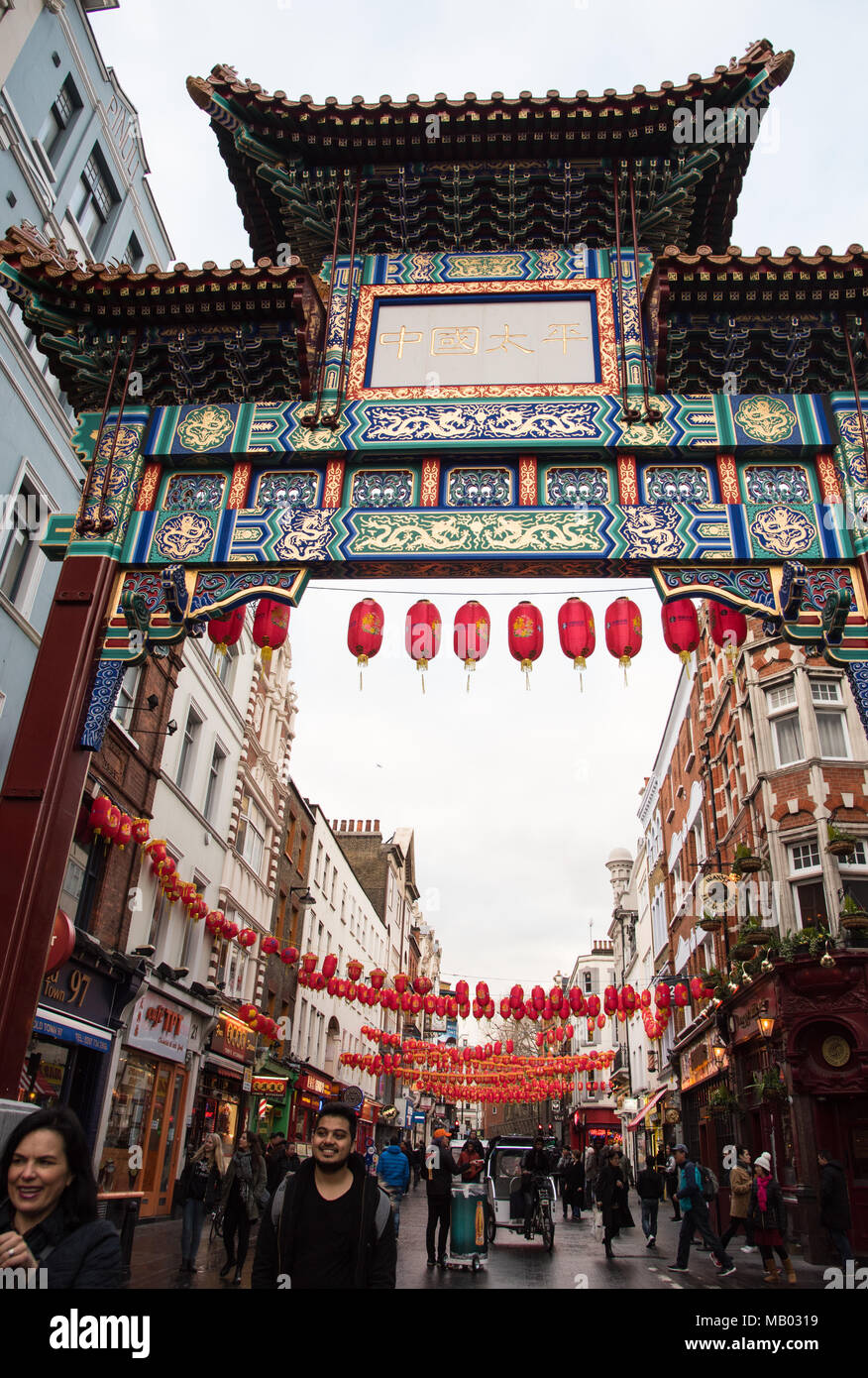 London, Großbritannien - 6. März 2018: Die Menschen in den Straßen von der berühmten China Town mit rote Luftballons an der Stadt von London in Unite gekleidet Stockfoto