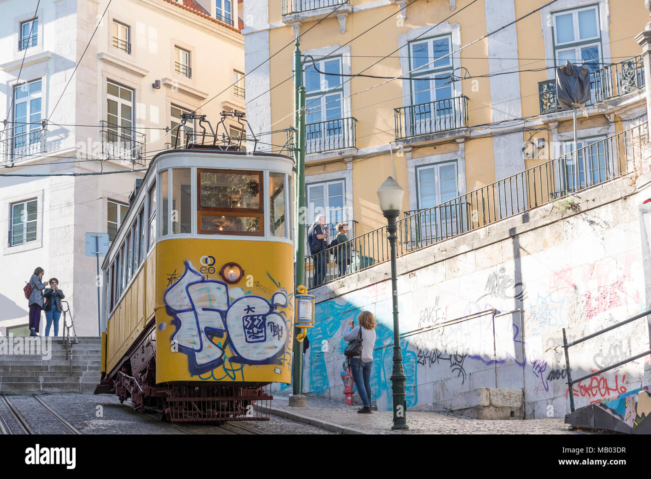 Die ikonischen Lissabonner Straßenbahn. Stockfoto