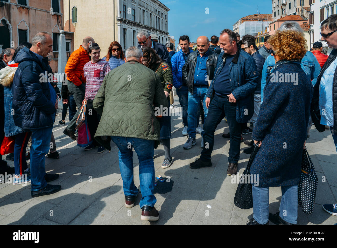 Con Künstler Nussschalenspiel scam zu vermuten, Opfer mit Streichhölzern und kleinen Papier Kugel. Das Ziel des Spiels ist es, vorherzusagen, in welcher Kiste die Kugel wird bis Ende Stockfoto