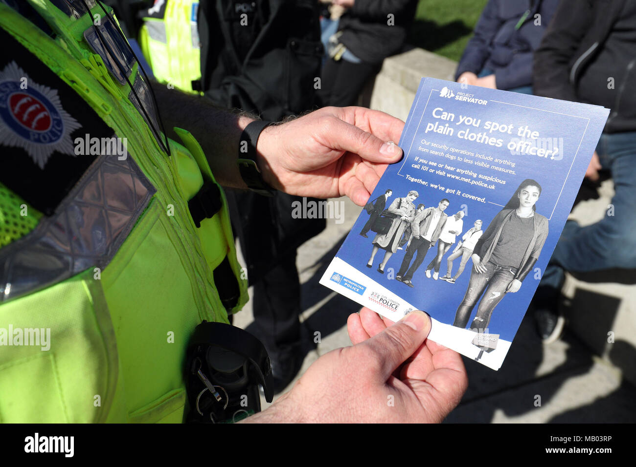 Offiziere aus einer Mischung von Polizei informieren die Öffentlichkeit über das Projekt Servator beim Starten der Betrieb, einer Anti-terror-Schema in Parliament Square, London. Stockfoto