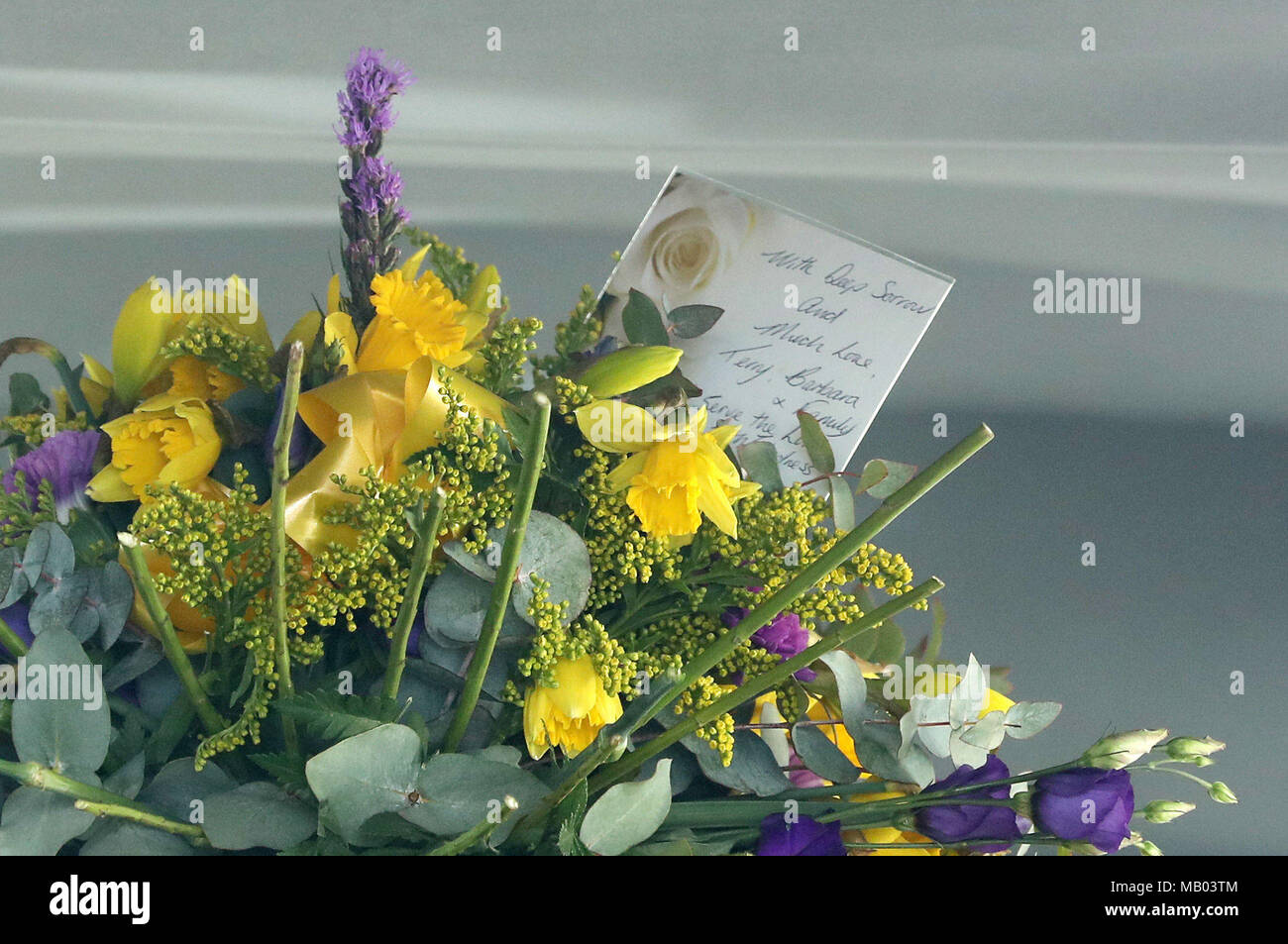 Floral Tribute und ein Hinweis auf den Sarg von Kardinal Keith O'Brien, denn es kommt für seine Beerdigung in der Kirche St. Michael in Newcastle. Stockfoto