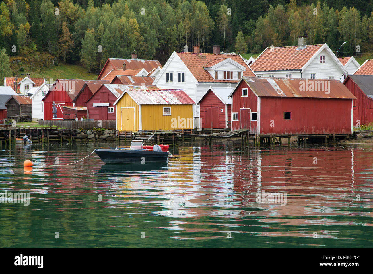 Bootshäuser am Ufer des Lustrafjorden, Solvorn, Norwegen. Stockfoto Bootshäuser am Ufer des Lustrafjorden, Solvorn, Norwegen. Stockfoto
