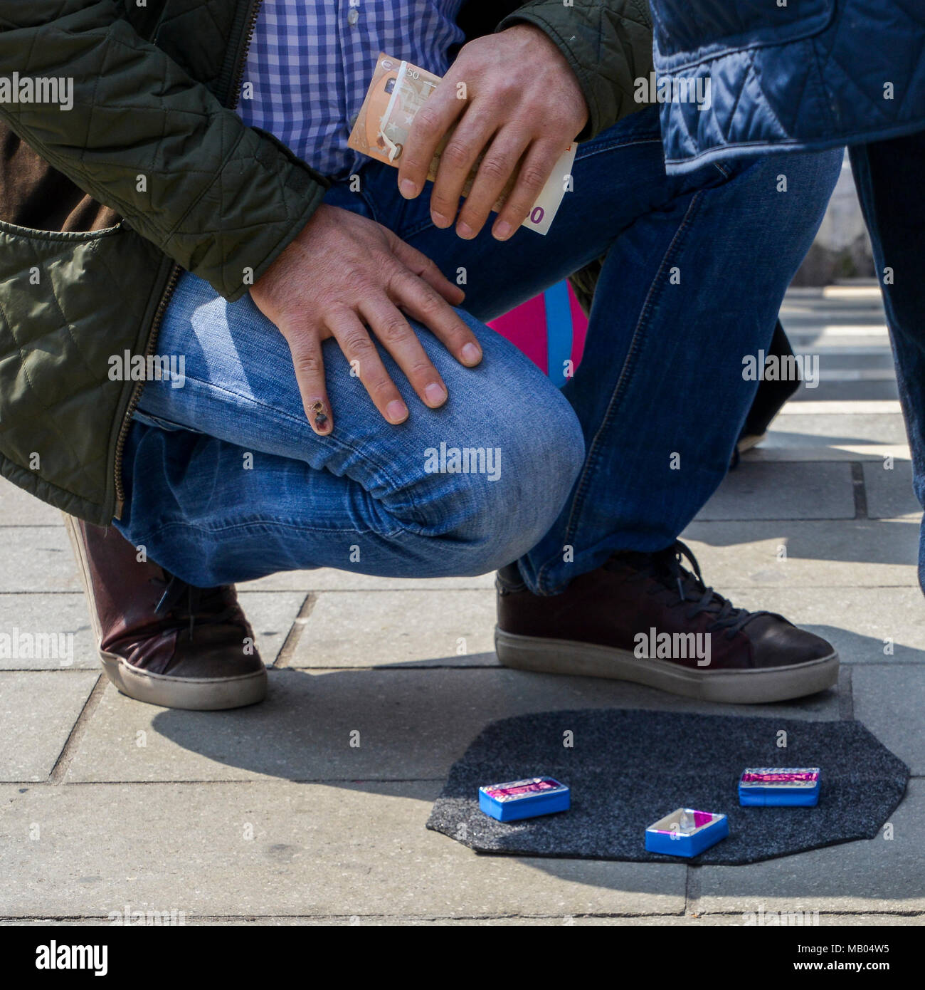 Con Künstler Nussschalenspiel scam zu vermuten, Opfer mit Streichhölzern und kleinen Papier Kugel. Das Ziel des Spiels ist es, vorherzusagen, in welcher Kiste die Kugel wird bis Ende Stockfoto