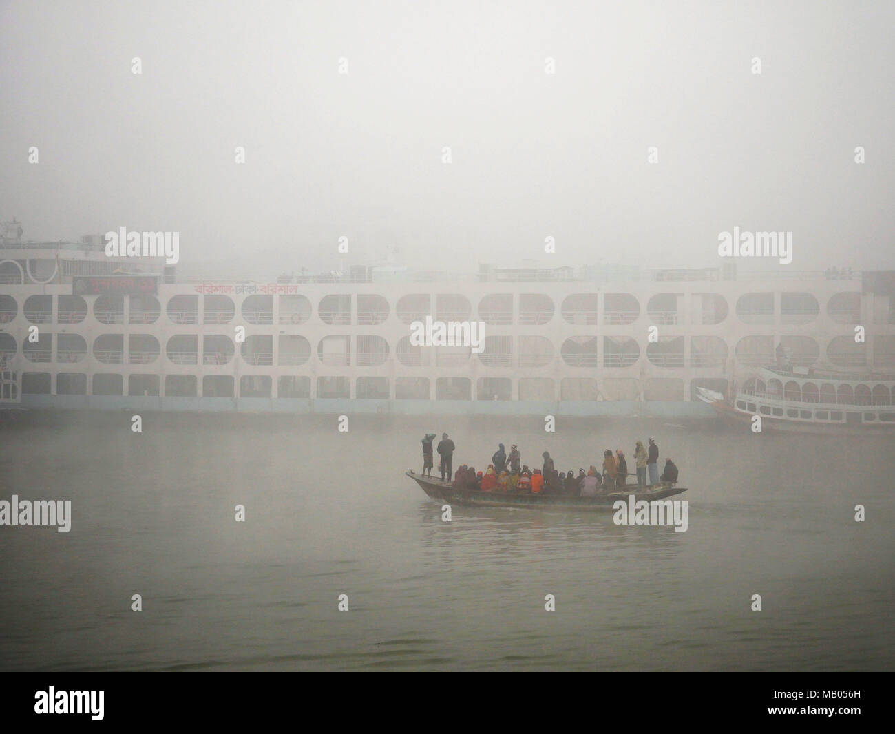 Ein überladenes Boot gesehen auf dem Fluss Ganga. Bangladesch ist ein Land auf dem Wasser. Mit sehr großer Teil seines Hoheitsgebiets in den Fluss Delta des Ganges (die sogenannten Padma hier) und Brahmaputra, die Menschen haben, auf dem Wasser zu leben und auf Wasser angewiesen. Riesige Fähren "made in Bangladesch" Binnenhäfen verlassen Zehntausende Passagiere jeden Tag an ihren Bestimmungsort transportieren. Die meisten von ihnen nur mit schlechter - oder keiner - Radar Ausrüstung. Obwohl viele schlechte Nachrichten über Unfälle, die Tatsache ist, dass die Binnenschifffahrt nach wie vor die sicherste und effektiv. Stockfoto