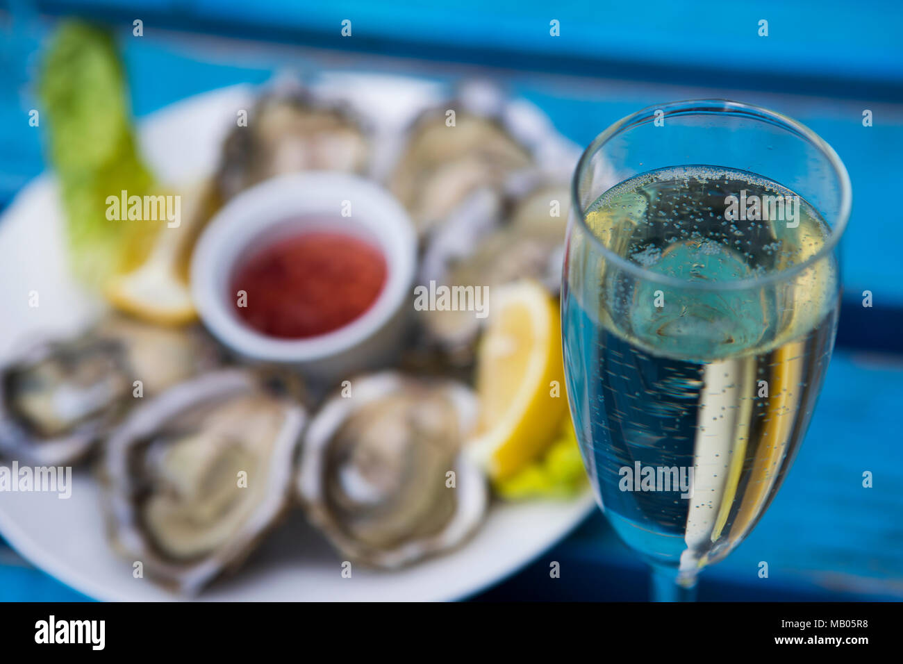 Austern und Champagner mit Zitrone Keil und mignette Dressing weiße ... Austern und Champagner mit Zitrone Keil und mignette Dressing weiße ...