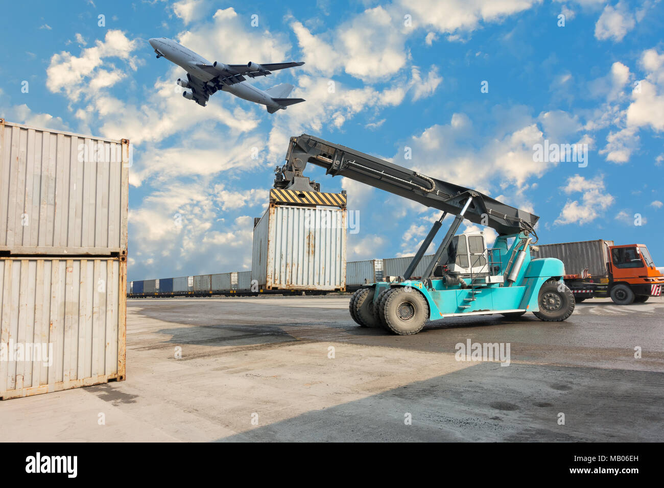 Container entladen von Lkw- und Yard Logistik Stockfoto