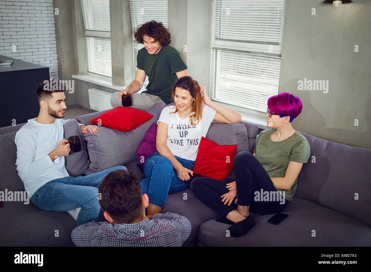 Eine Gruppe von Freunden auf einer Sitzung kommuniziert in einem Zimmer. Stockfoto