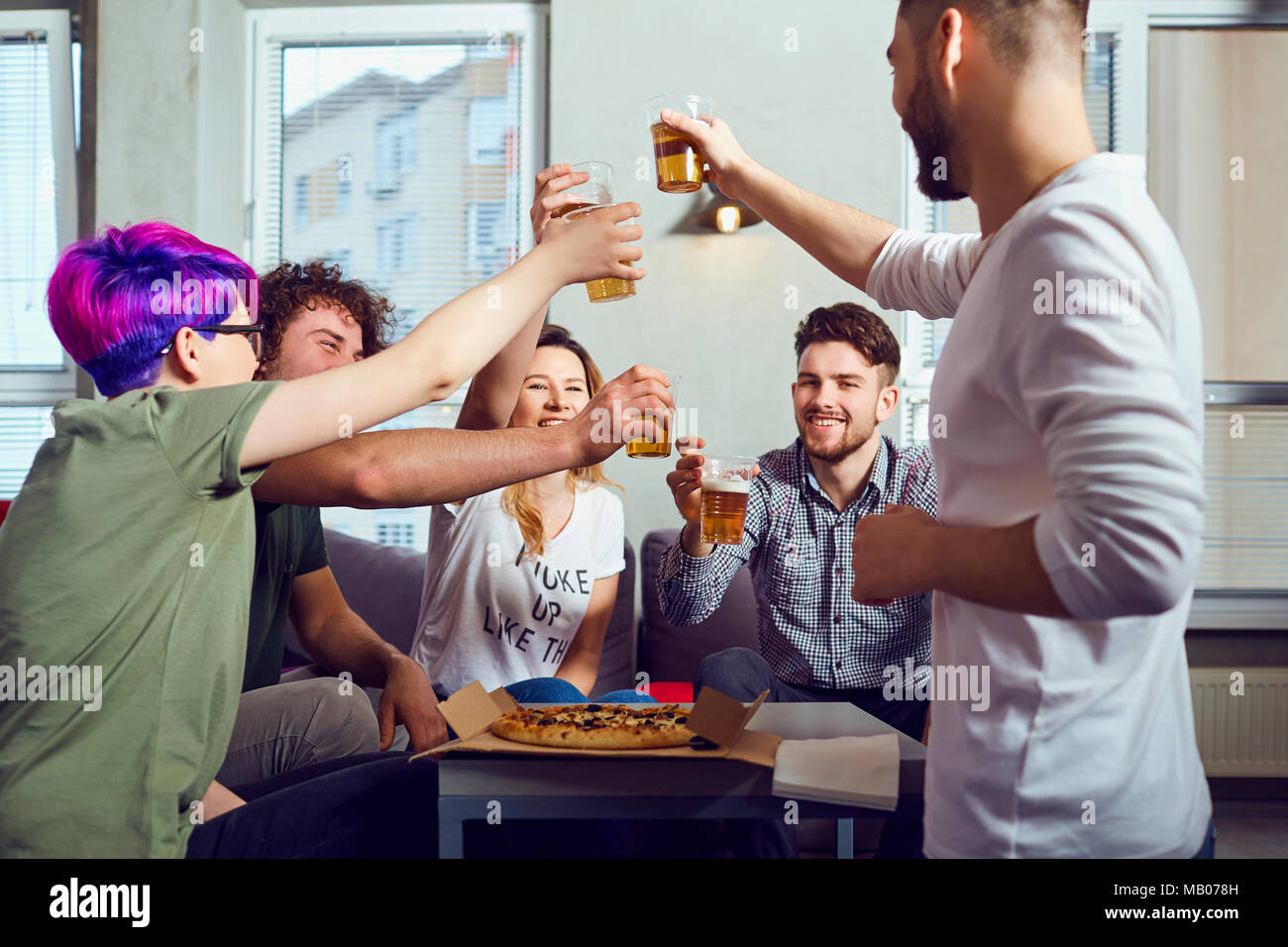 Eine Gruppe von Freunden ist klirren Gläser mit Bier. Stockfoto