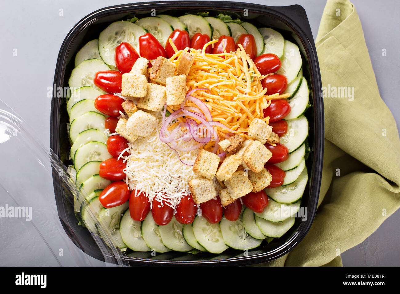 Großes Haus Salat mit Gemüse, Croutons und Käse in einer Kunststoff Catering für das Mittagessen Stockfoto