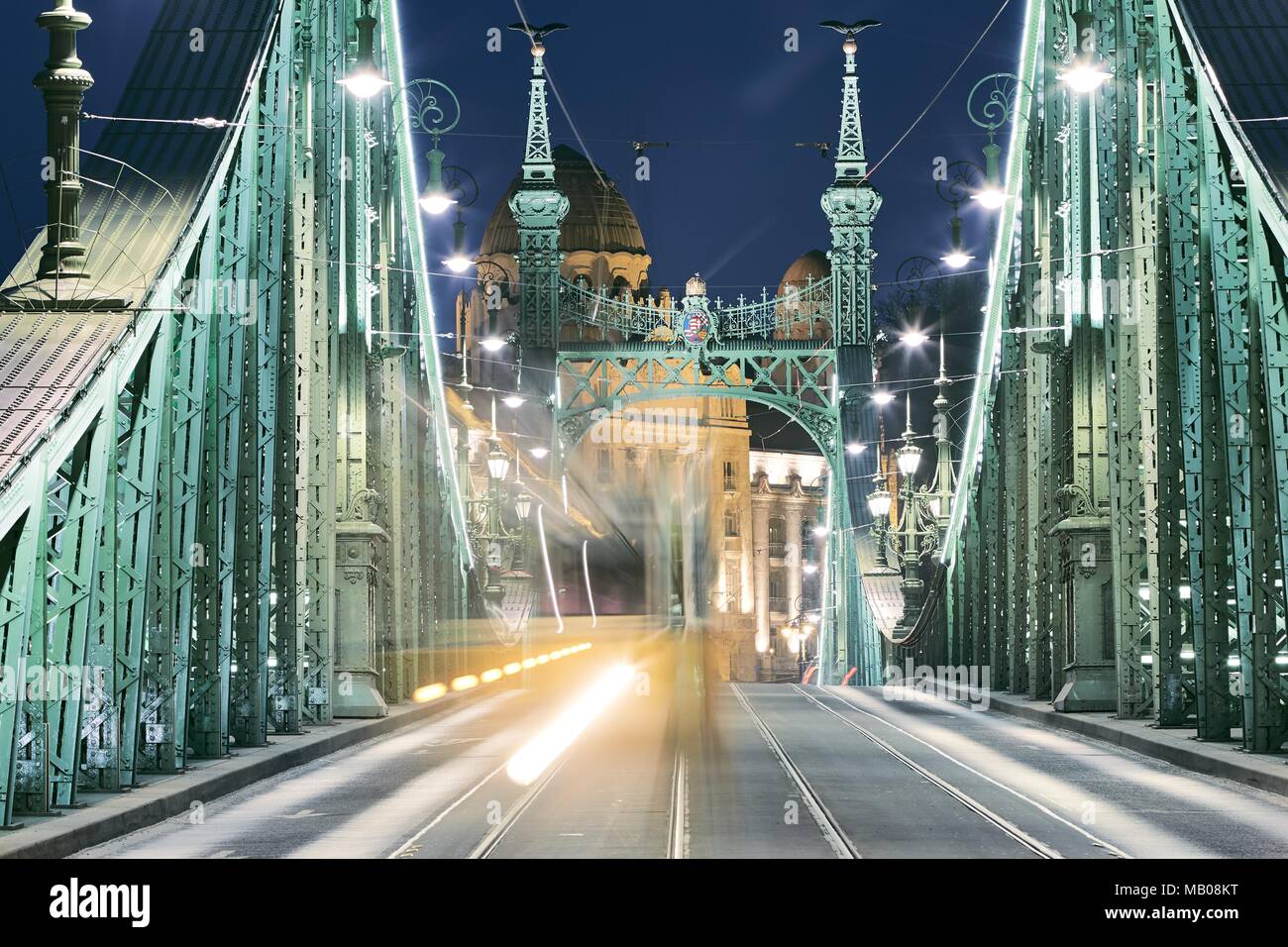 Budapest bei Nacht. Straßenbahn auf alten Eisernen Brücke - Szabadság hid (Freiheitsbrücke). Stockfoto
