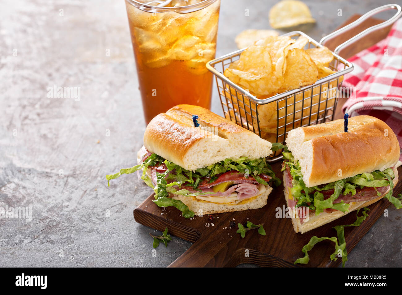 Italienische sub Sandwich mit Salami, Schinken und Chips mit Kopie Raum Stockfoto