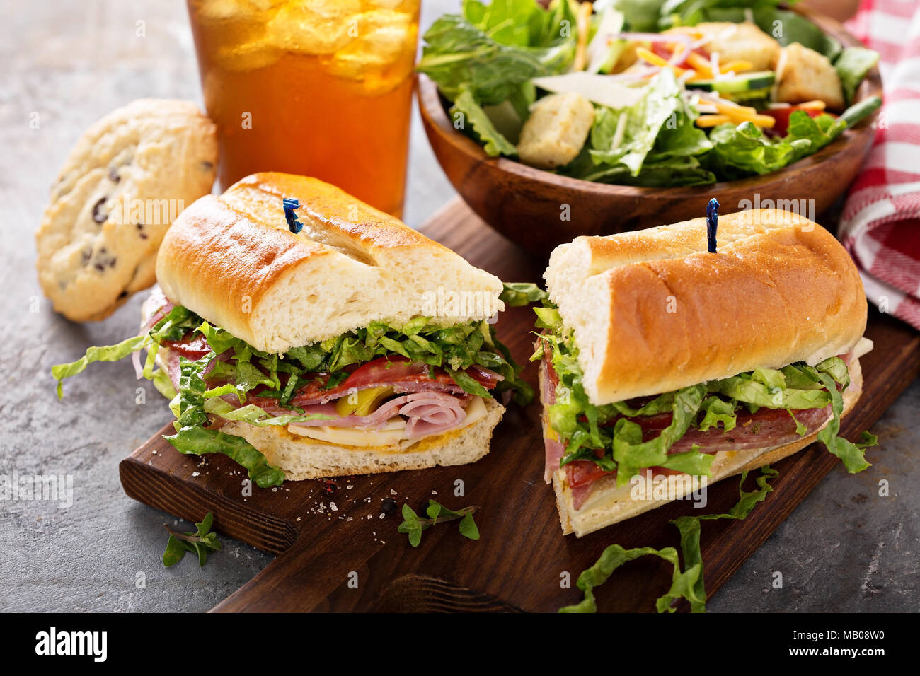 Italienische sub Sandwich mit Salami, Schinken und Caesar Salat Stockfoto