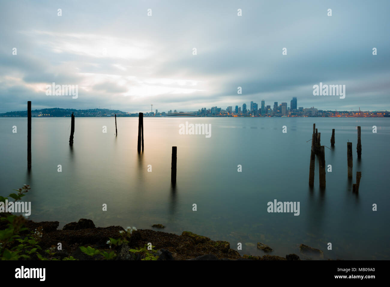 Puget Sound und die Skyline von Seattle im Dunst des frühen Morgens, Washington State, USA Stockfoto