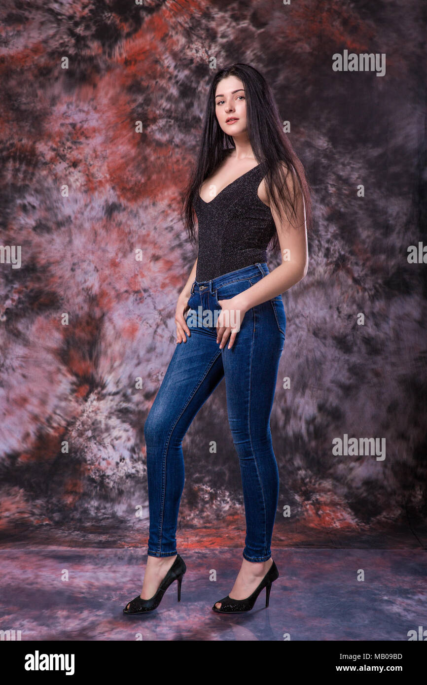 Schone Curvy Woman Posing Im Schwarzen T Shirt Und Jeans Auf Dem Marmor Multi Farbigen Hintergrund Plus Size Model Test Stockfotografie Alamy