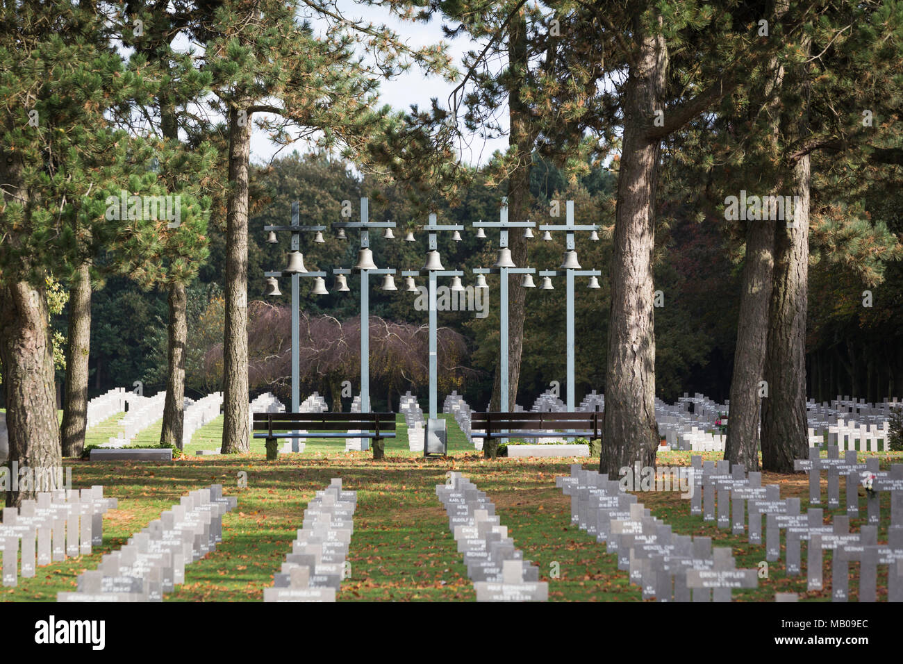 Grabsteine und ein carilion auf dem deutschen Soldatenfriedhof in Ysselsteyn, Niederlande Stockfoto