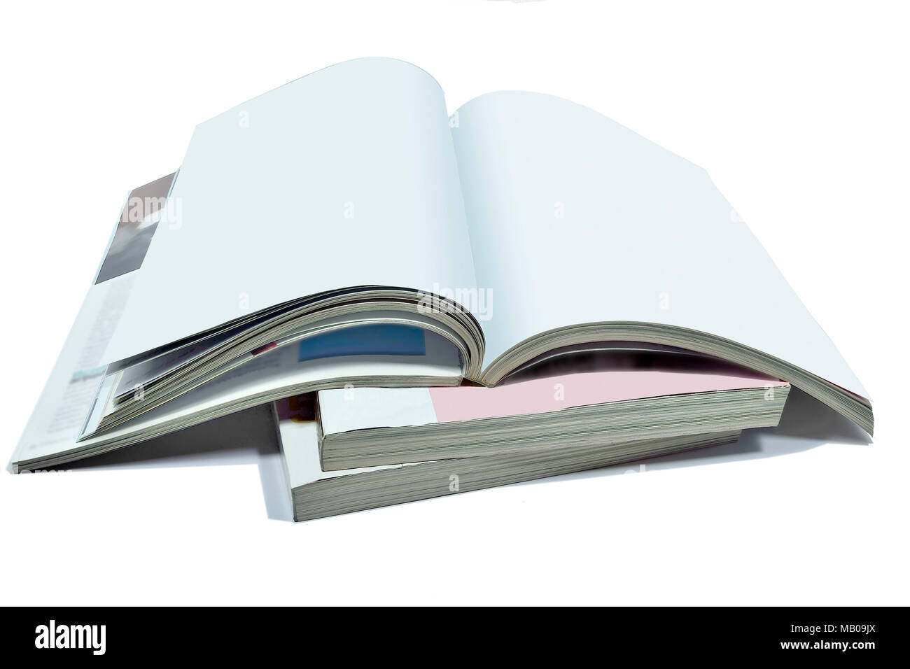 Geöffnet leere Seiten der Zeitschrift oder Buch, Katalog auf Stapel von dicken Zeitschriften auf einem weißen Hintergrund isoliert - ein mock up für das Demonstrieren Sie Ihr Design Stockfoto