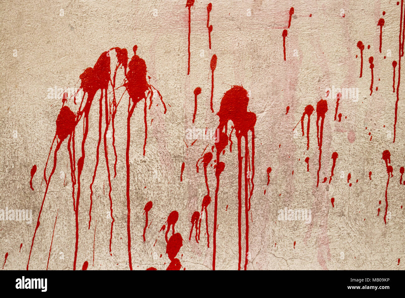 Rot Lack Tropfen rote Tinte, Blut Kleckse und Spritzer auf alte Betonwand. Konzept: Blut, Horror, Kriminalität Stockfoto