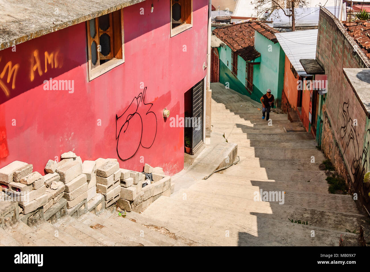 San Cristobal de las Casas, Mexiko - 26. März 2015: Auf der Suche nach Schritten auf typische Häuser in San Cristobal de las Casas, Chiapas. Stockfoto