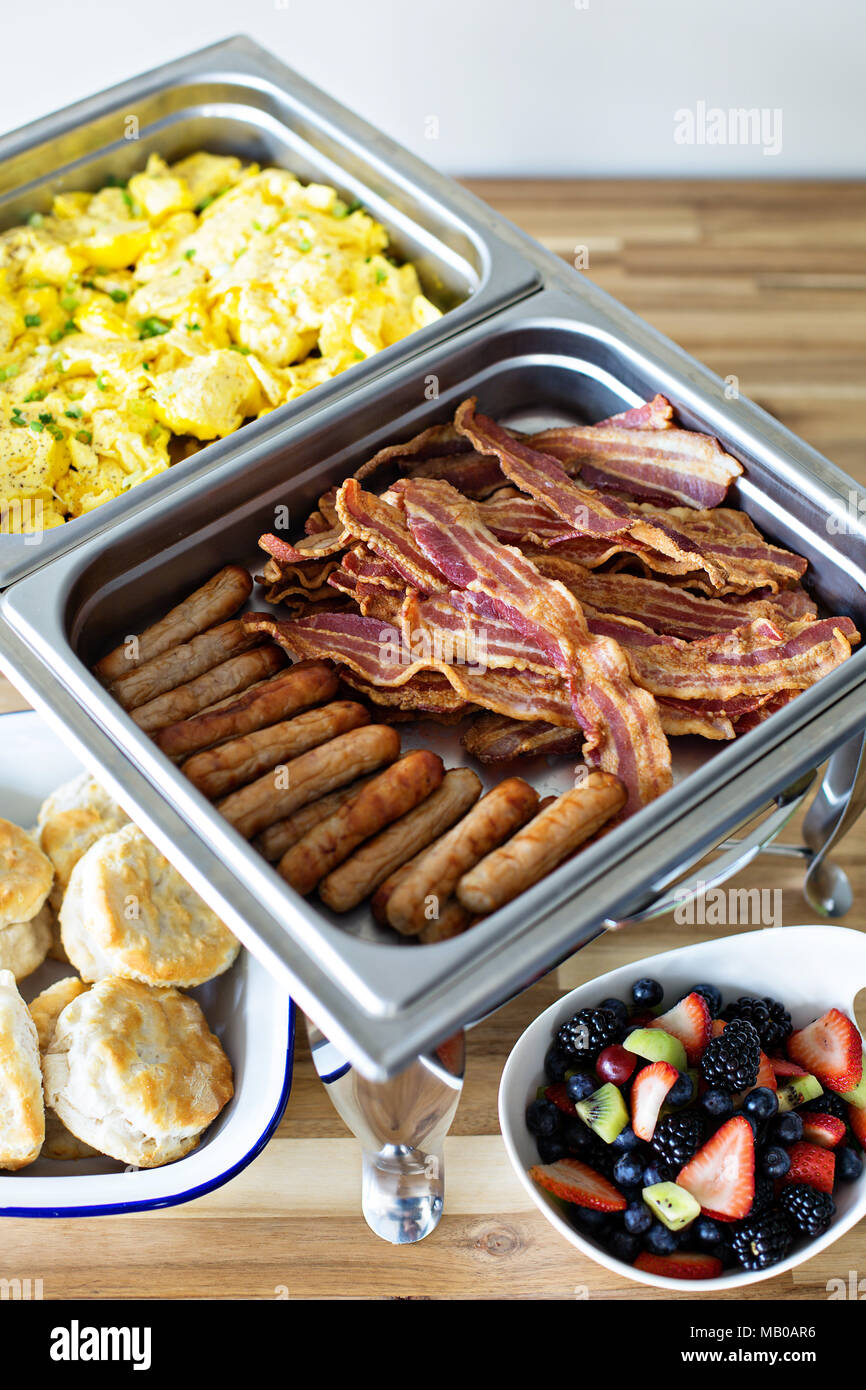 Frühstücksbuffet mit Rührei, Würstchen und Speck Stockfoto