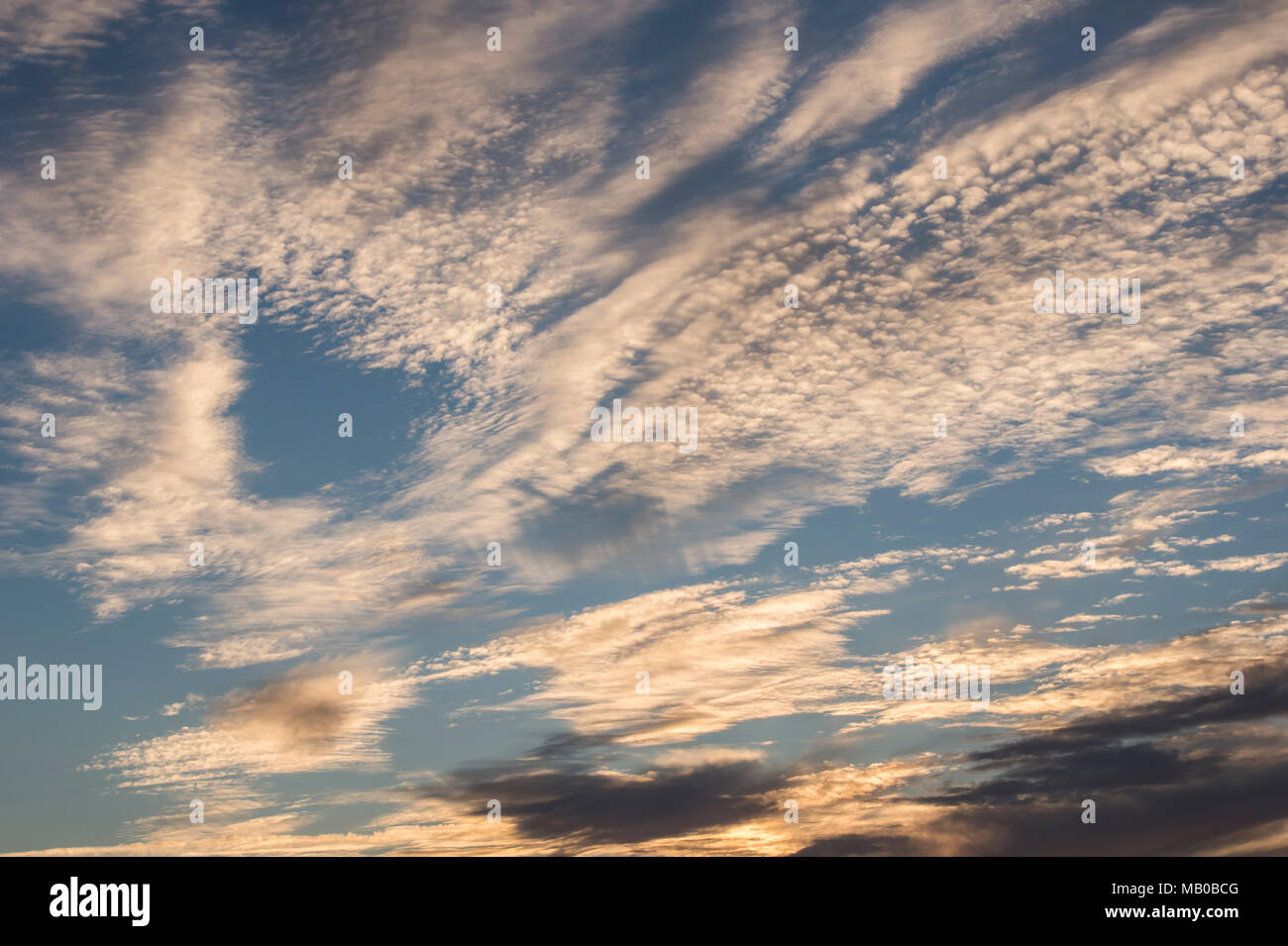 Tief blauen Himmel mit mit Schichten der weißen Wolke Stockfoto