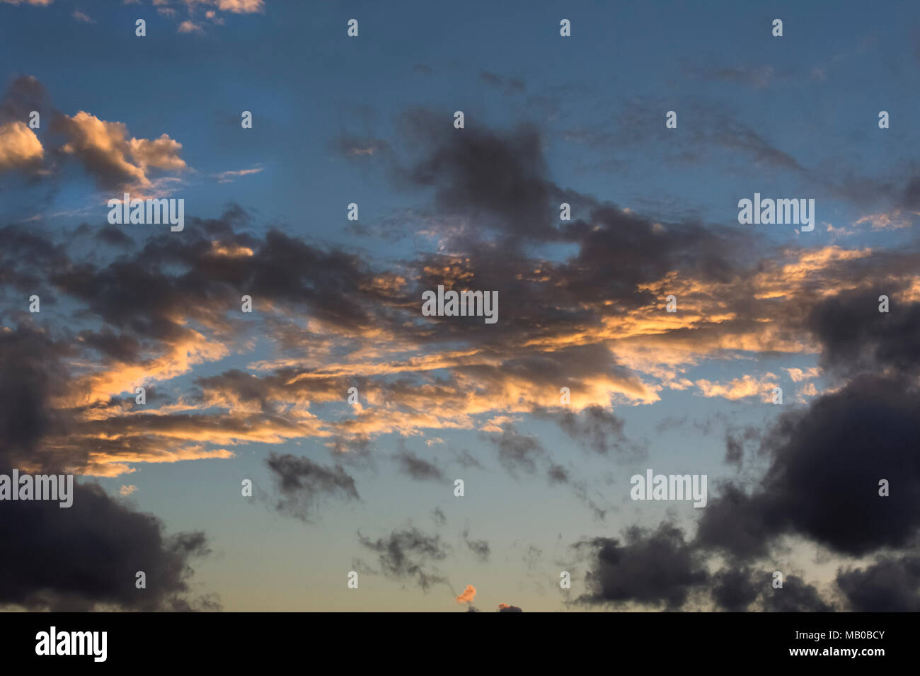 Tief blauen Himmel mit mit Schichten von Weißen und Schwarzen Wolke Stockfoto