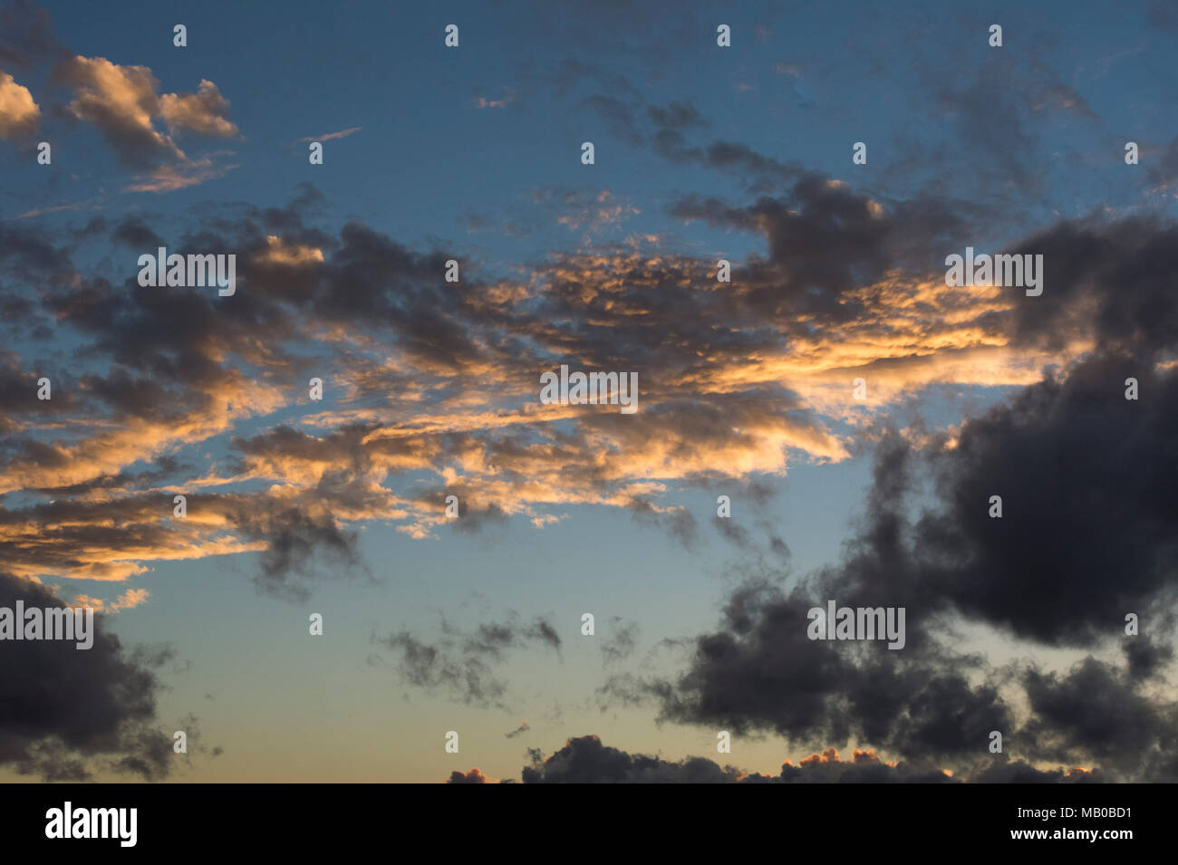 Tief blauen Himmel mit mit Schichten von Weißen und Schwarzen Wolke Stockfoto