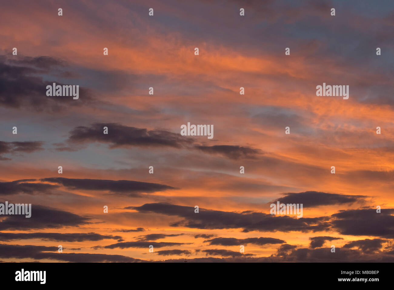 Orange und Grau Wolken in der Mitte der blauen Himmel Stockfoto