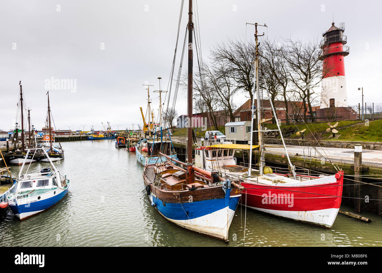 Buesum Hafen mit Fischerbooten und Leuchtturm, Deutschland Stockfoto