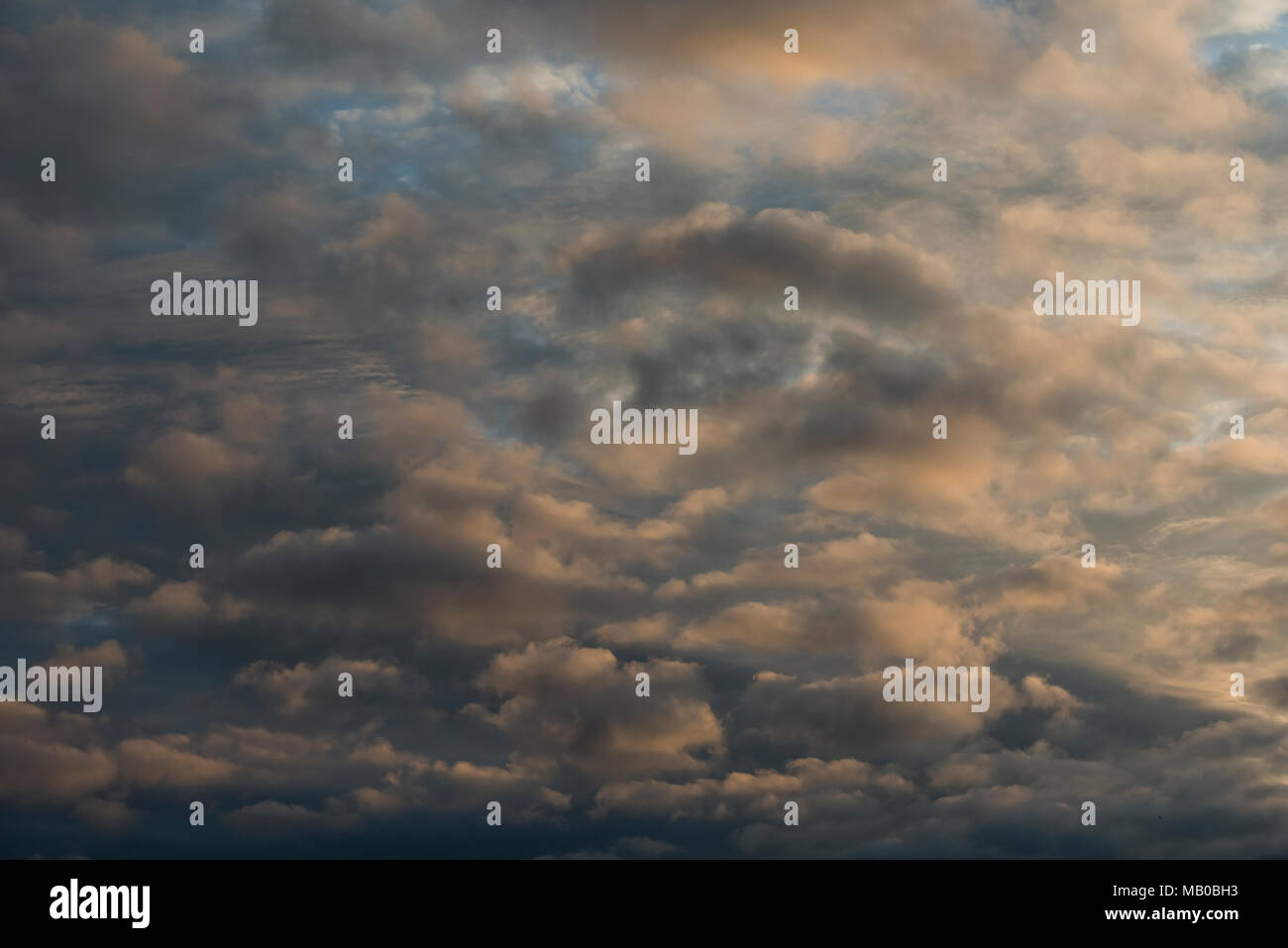 Tief blauen Himmel mit mit Schichten der weißen Wolke Stockfoto