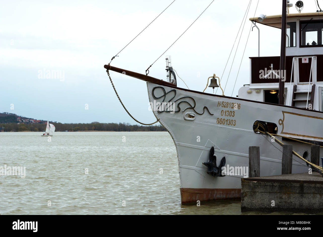 Helka Fahrgastschiff am Plattensee im April 2018, Ungarn Keszthely Stockfoto