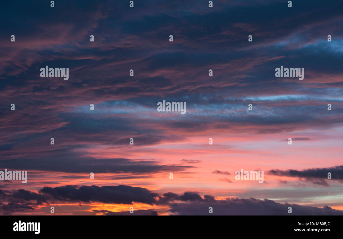 Mitte der blauen Himmel mit rosa gestreifte Wolken Stockfoto