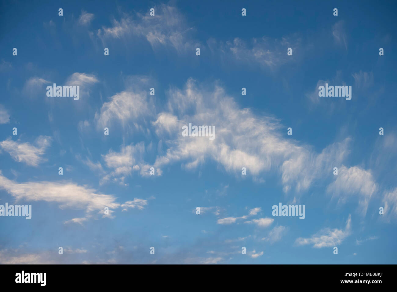 Weiß wispy Wolken in der Mitte der blauen Himmel Stockfoto