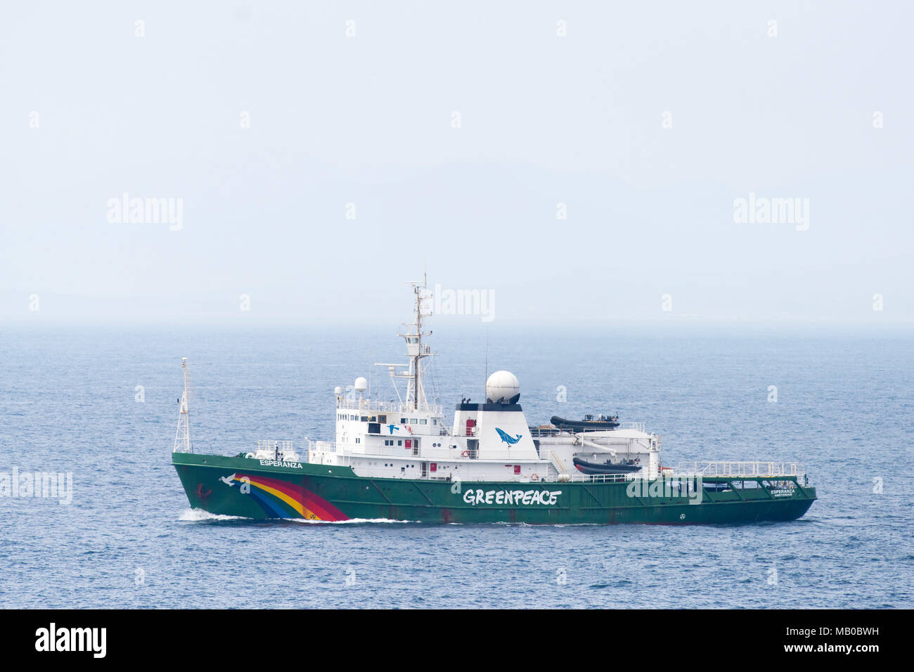 Greenpeace Schiff an der Küste der Britischen Überseegebiet Gibraltar gesehen. Stockfoto