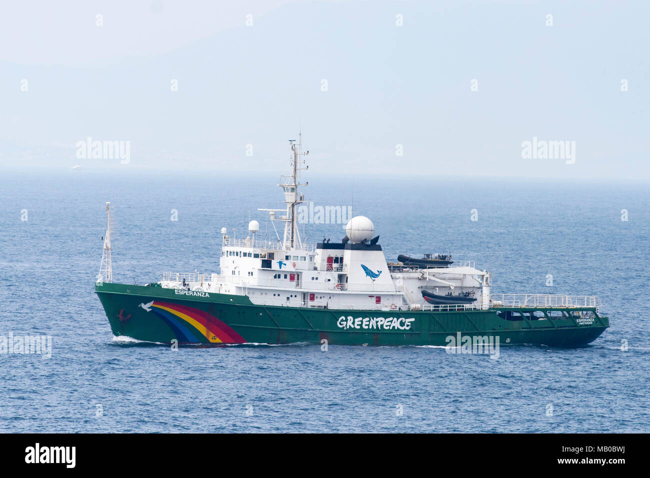 Greenpeace Schiff an der Küste der Britischen Überseegebiet Gibraltar gesehen. Stockfoto