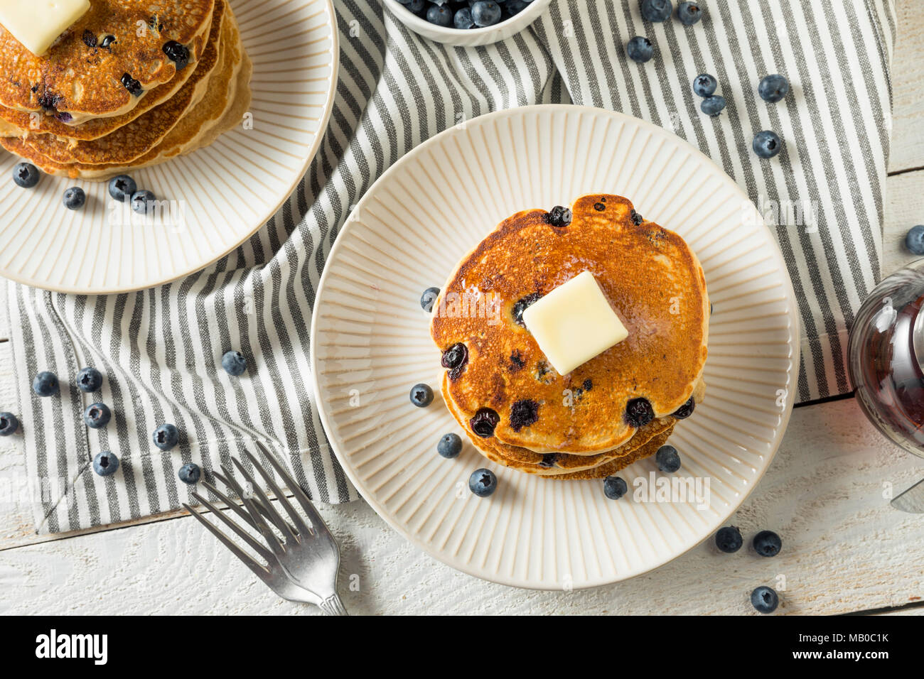 Gesunde hausgemachten Blueberry Pancakes mit Butter und Sirup Stockfoto