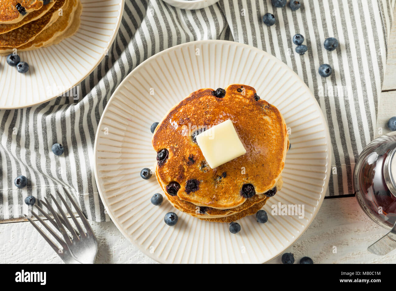 Gesunde hausgemachten Blueberry Pancakes mit Butter und Sirup Stockfoto