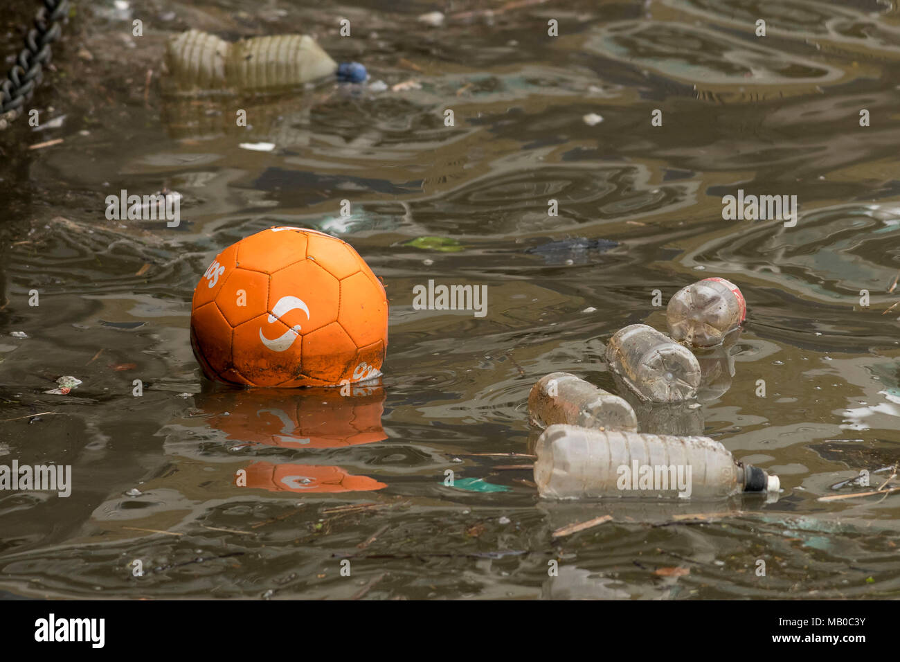 Plastikflaschen und Verschmutzung in das Meer. Stockfoto