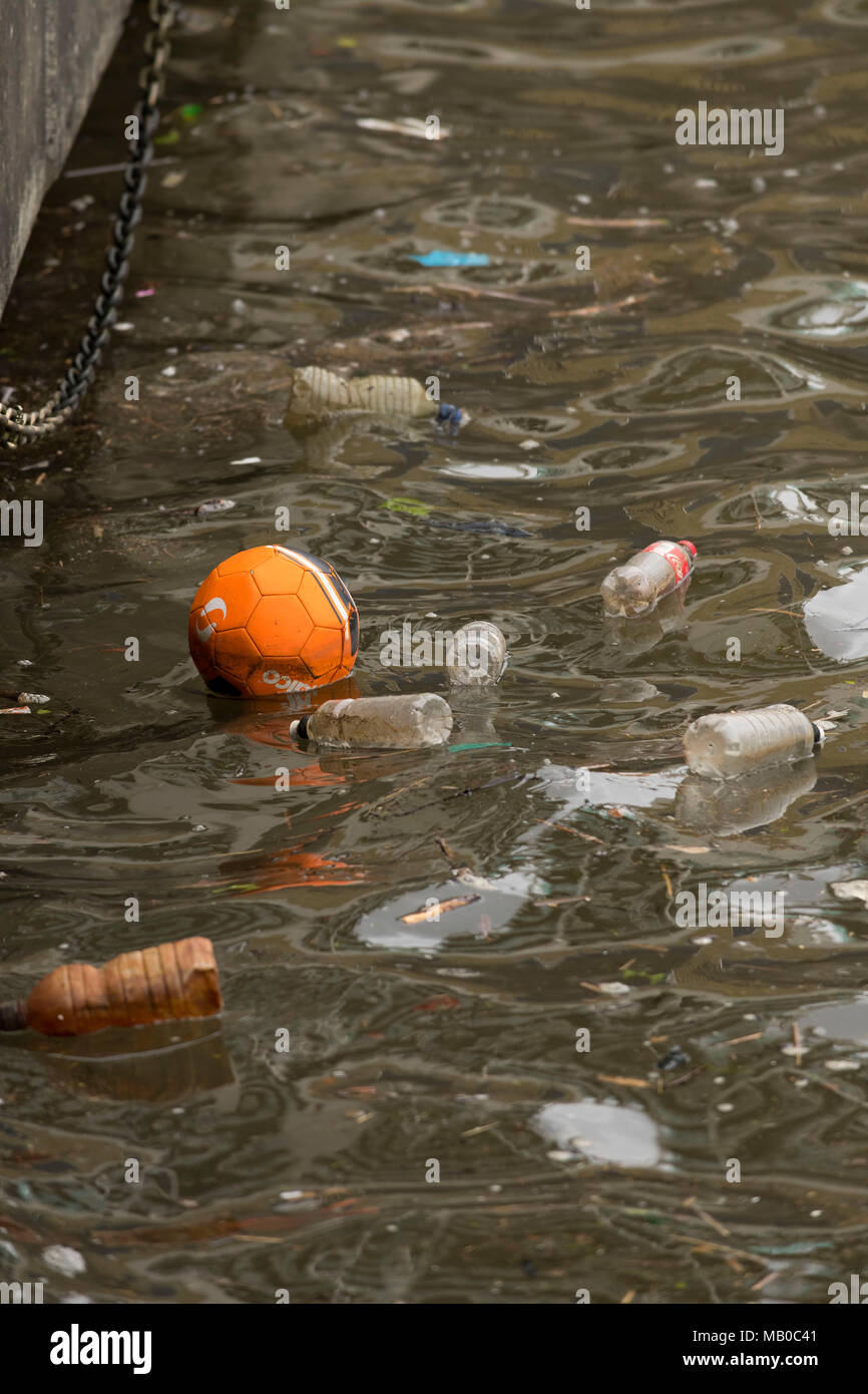 Plastikflaschen und Verschmutzung in das Meer. Stockfoto