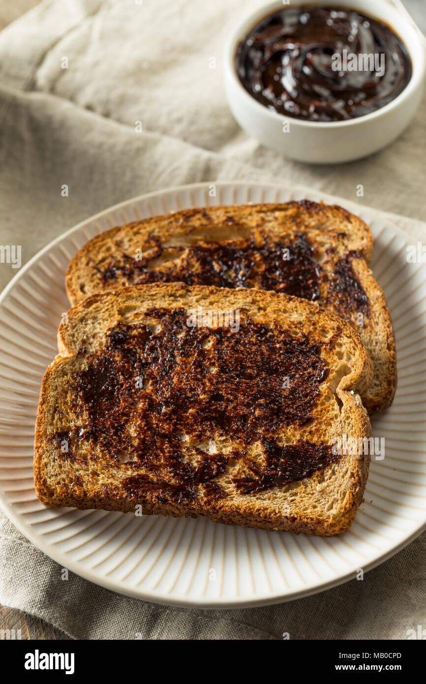 Köstlichen Australischen dunkler Hefeextrakt Spread für Toast Stockfoto