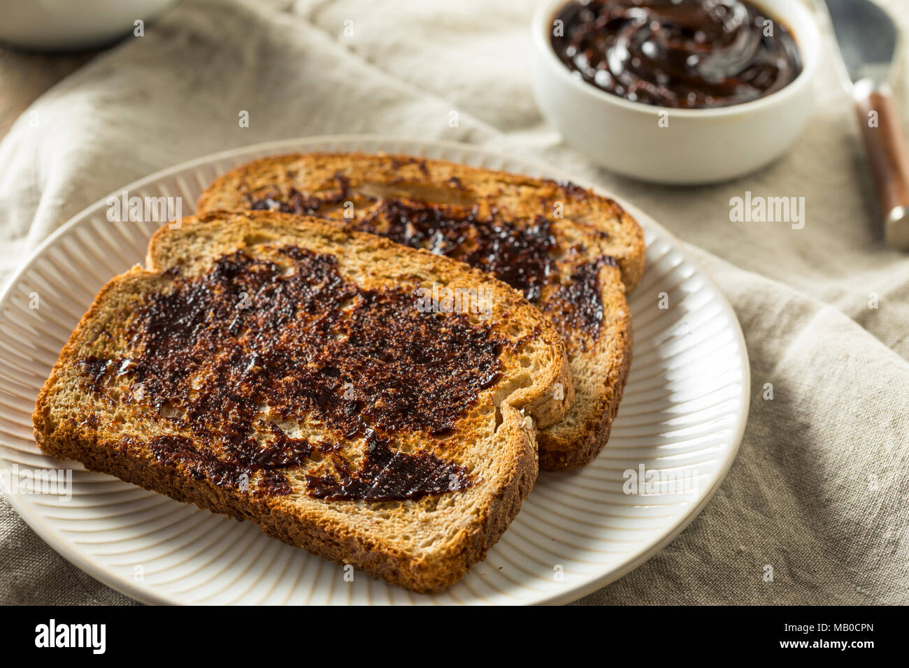 Köstlichen Australischen dunkler Hefeextrakt Spread für Toast Stockfoto