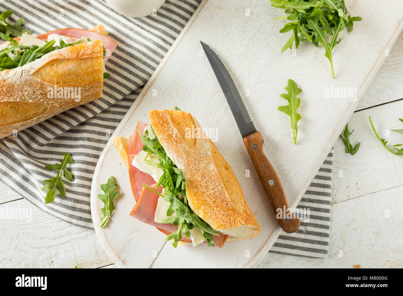 Hausgemachte französische Schinken und Brie Baguette Sandwich mit Rucola Stockfoto
