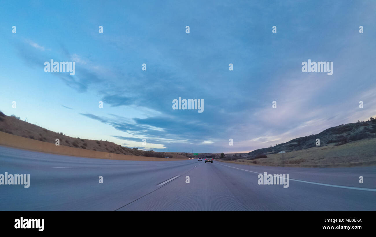 Fahren auf die Autobahn 25 in den frühen Morgenstunden. Stockfoto